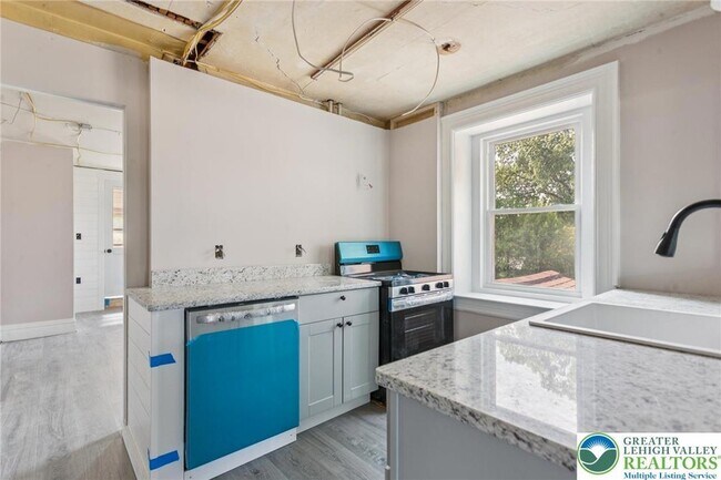 Building Photo - 313 Edgewood Dr