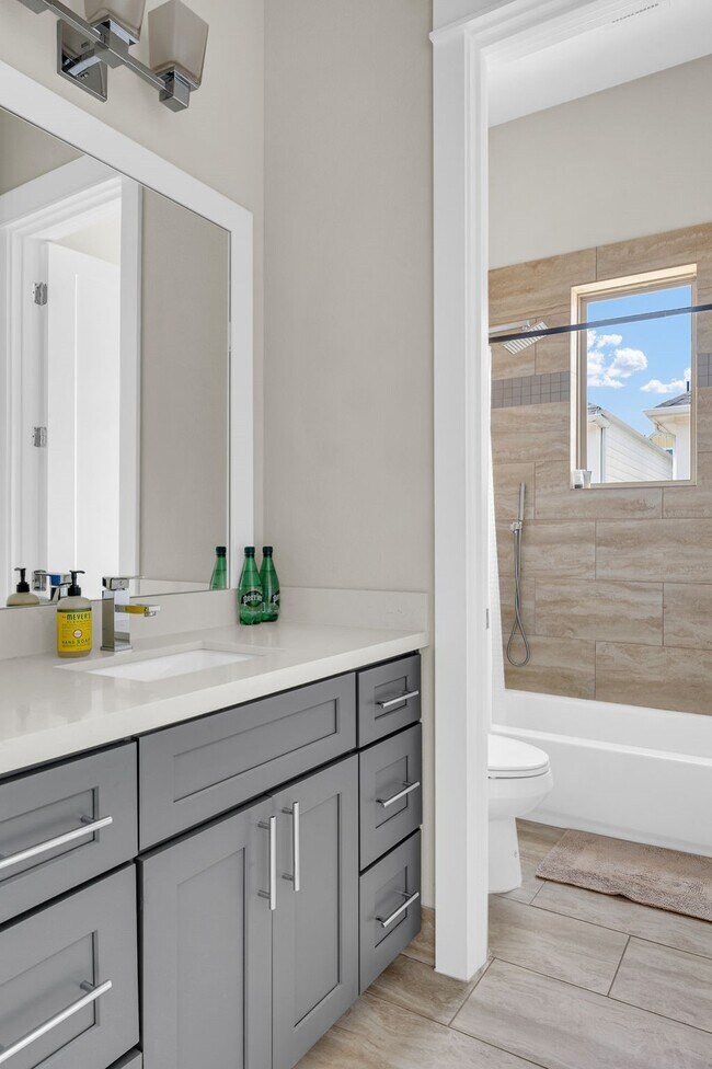 Building Photo - 806 Thornton Rd