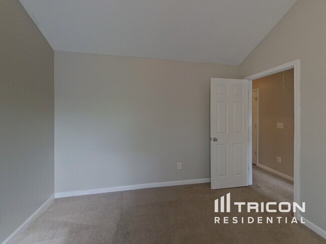 Building Photo - 1896 Roble Dr