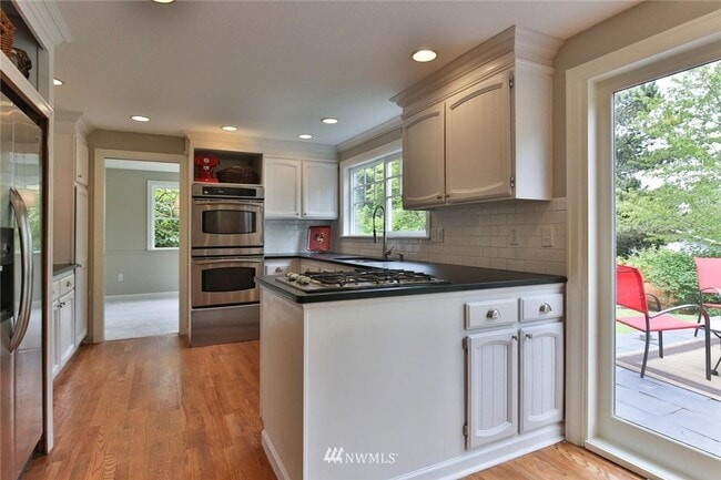 Building Photo - 4 bd 2.5 bathroom single family home in Bellevue