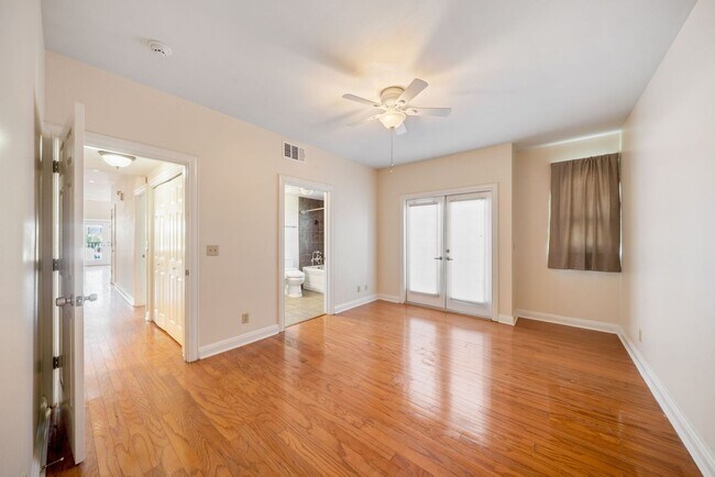 Building Photo - Downtown Luxury Condo with Rooftop Views -...