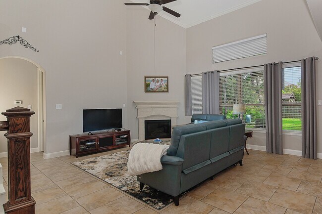 Building Photo - 47 Canoe Bend Dr