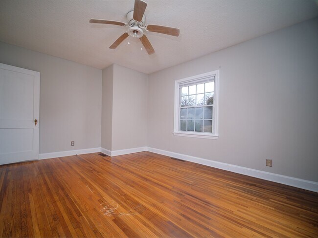 Building Photo - "Charming 3-Bedroom Home with Gleaming Hardwood Floors & 2 Full Baths in Prime Charlotte Location!"