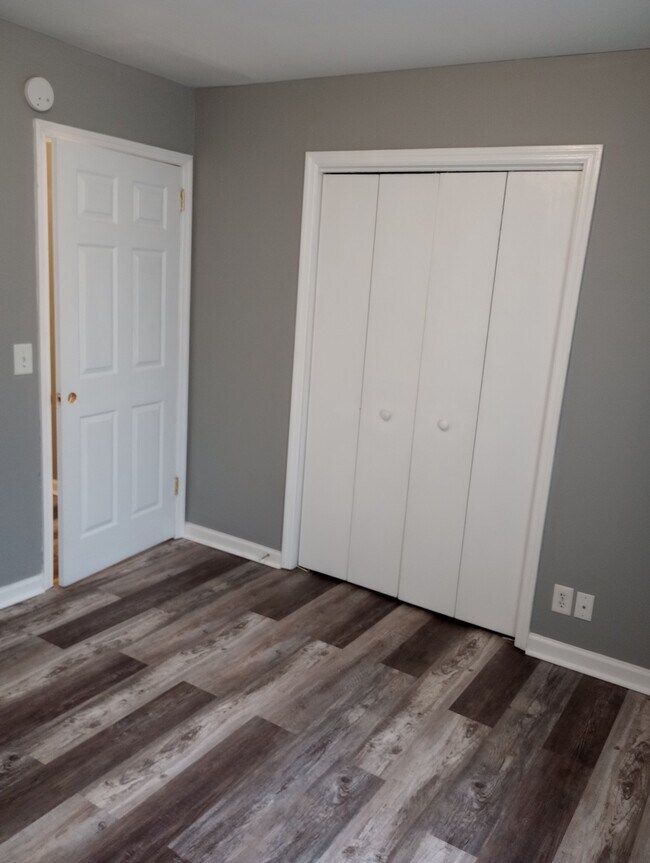 2nd bedroom - 2404 Woodale Ln