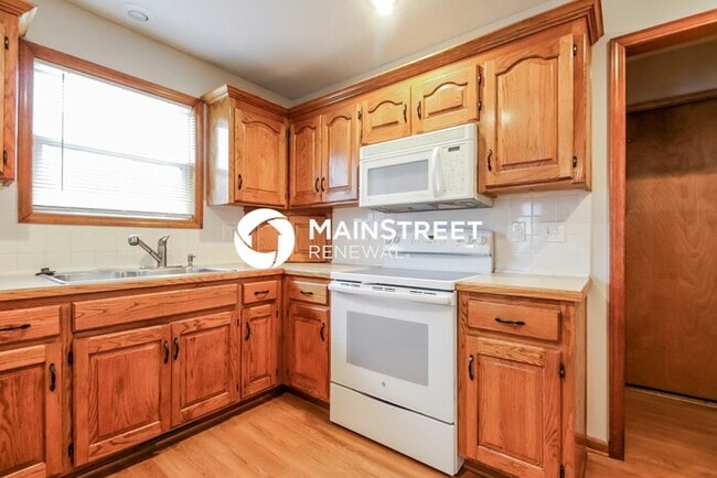 Building Photo - 4 Bedroom Pet-Friendly Home in Kearney, MO with Main Street Renewal