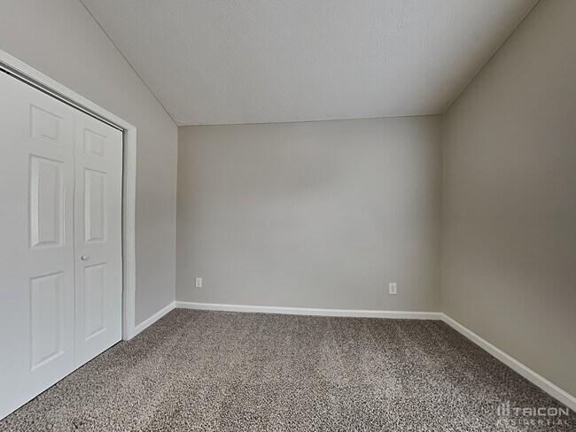 Building Photo - 325 Plantation Blvd