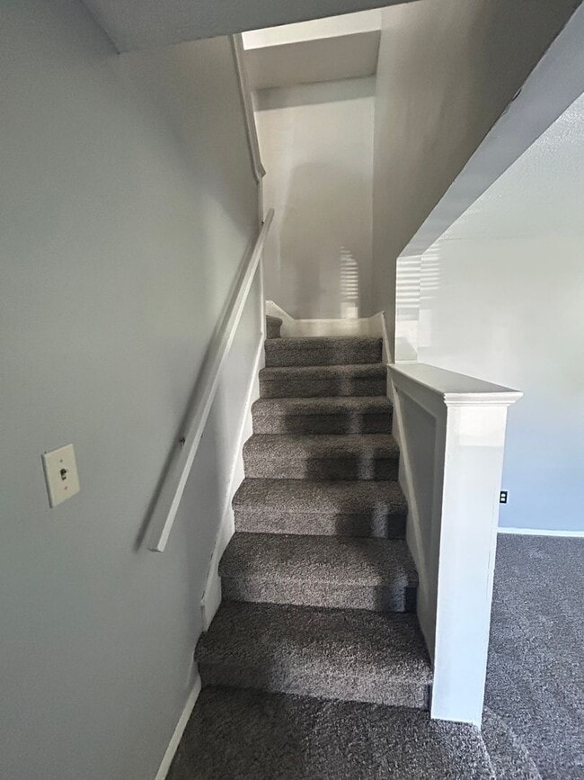 Building Photo - NEW LISTING! 3 BEDROOM HOUSE