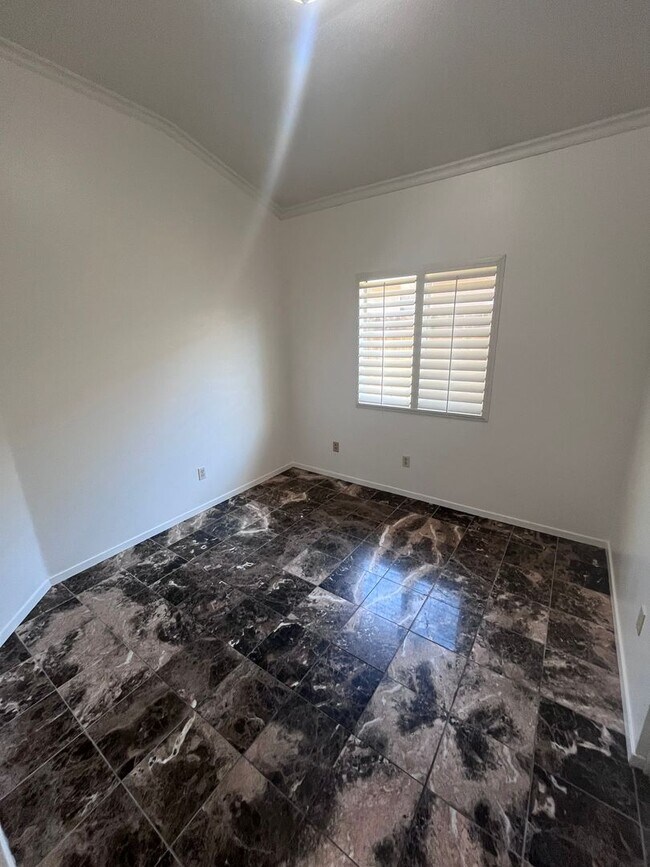 Building Photo - NICE 3 BEDROOM HOME IN ELK GROVE!!