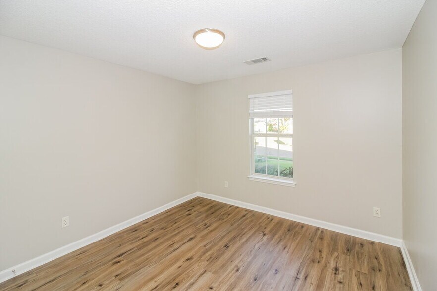 Building Photo - 1125 Red Fern Cir W