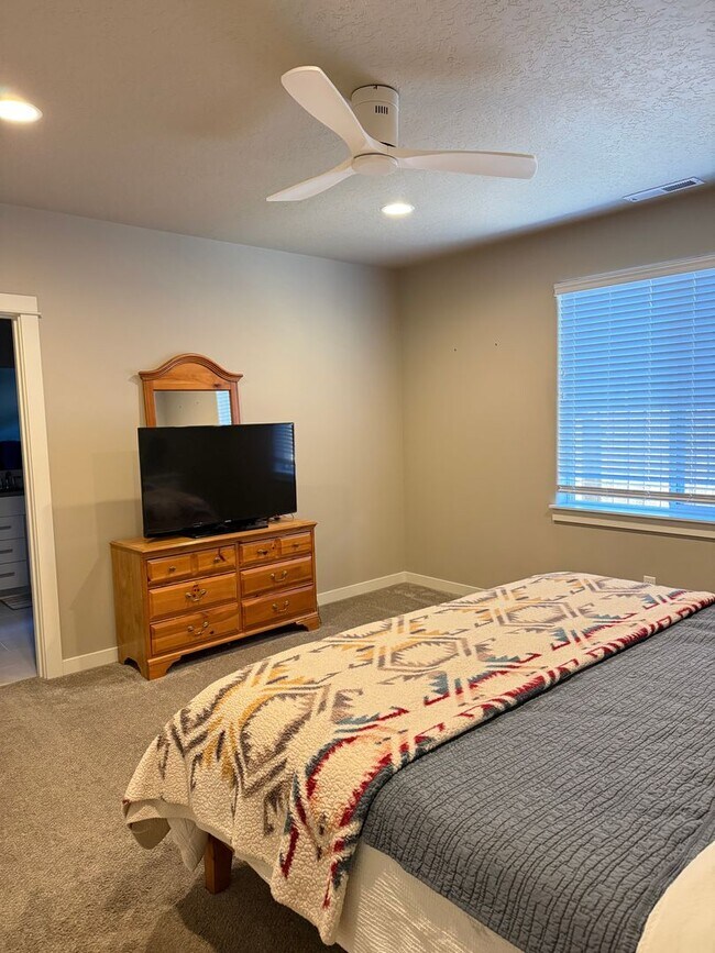 Building Photo - Beautiful 4-bdr with Bonus Loft and 3-car garage in Sisters!