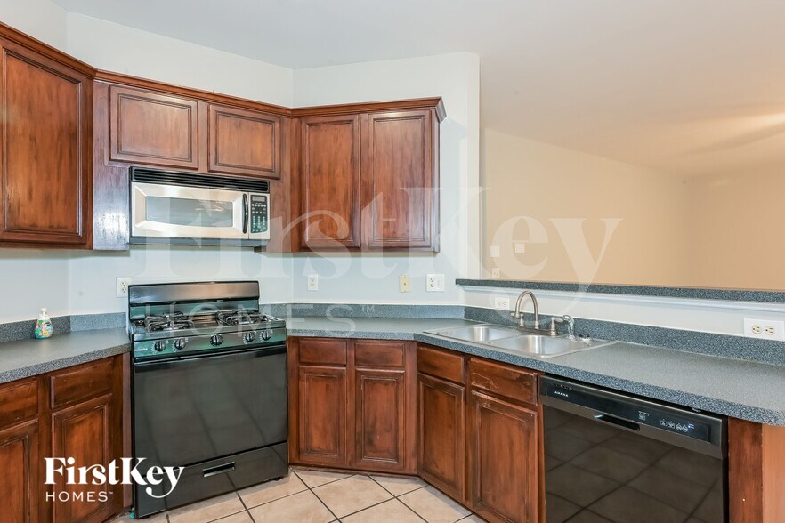 Building Photo - 1577 Silver Ridge Dr SW