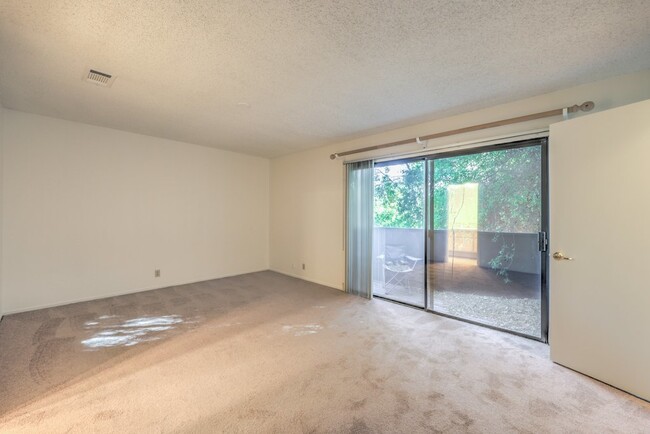 Building Photo - "Spacious 3-Bedroom Oasis with 1.5 Baths i...