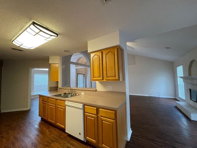 Building Photo - **COMING SOON** Large Three bedroom in Orange Park