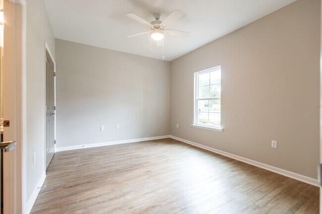 Building Photo - 2 Bedroom/2 Bath Apartment near VSU!!!