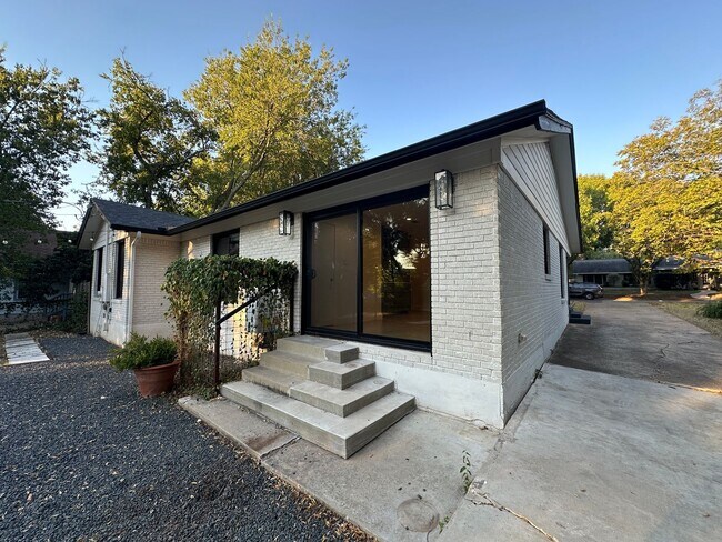 Building Photo - 4711 Fairview Dr