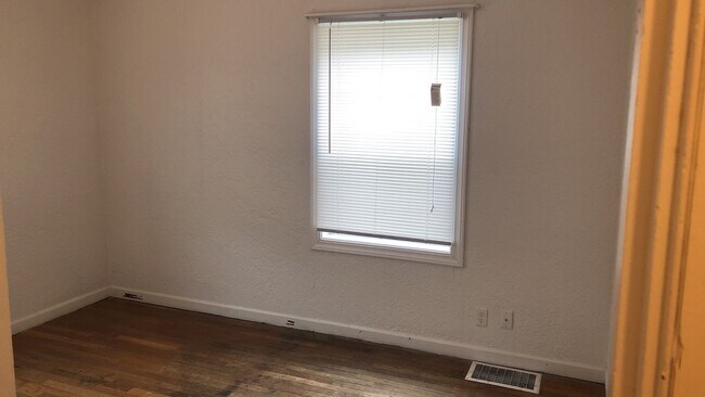 Building Photo - 813 NE A St