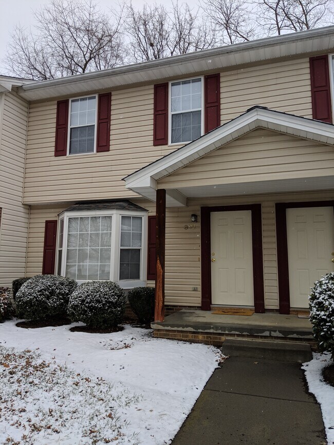 Desirable Rutherford townhouse - 892 Patrick Henry Dr