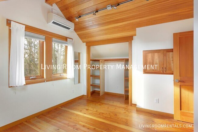 Building Photo - 1501 SE Holly St