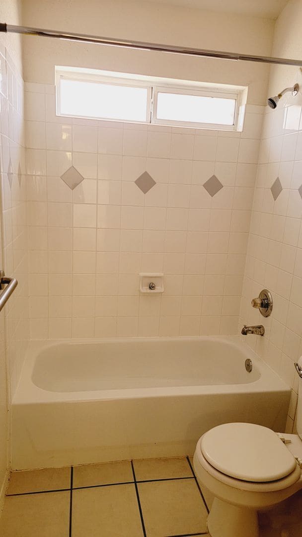 Building Photo - Lovely 3 bedroom 2 bath located in West El...