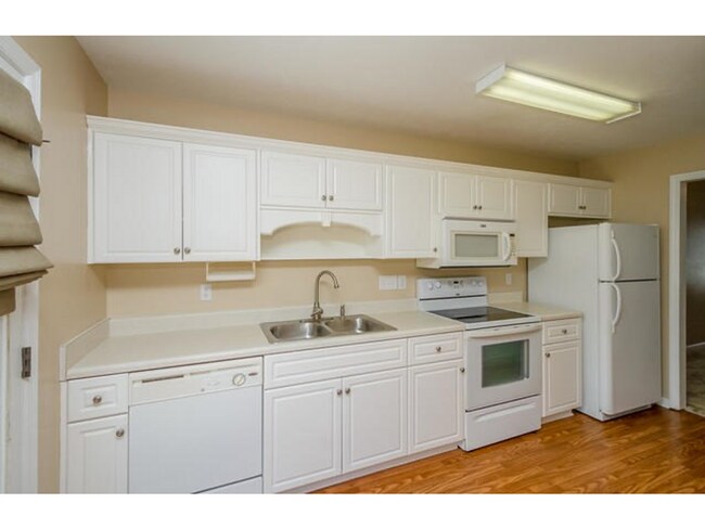 Building Photo - End-unit 2 Bed / 2 Bath Townhome with LVP Floors & washer/dryer included
