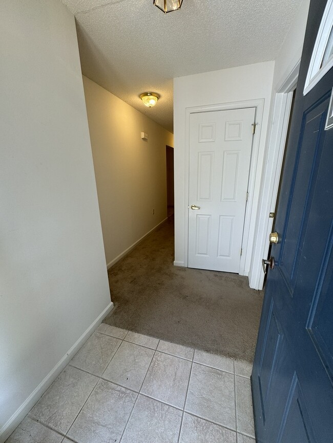 Building Photo - Move In READY! 2 bed 2 Bath with Garage! C...