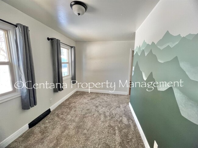 Building Photo - Large 2 bedroom house with an oversized ga...