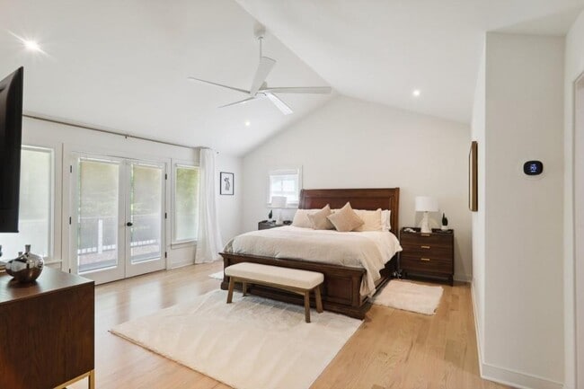 Building Photo - 1007 Somerset Dr NW