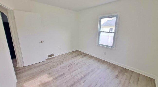 Building Photo - 4 Bed / 2 Bath Single Family Home