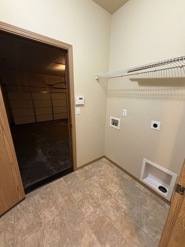 Building Photo - 843 Gina Ct SE