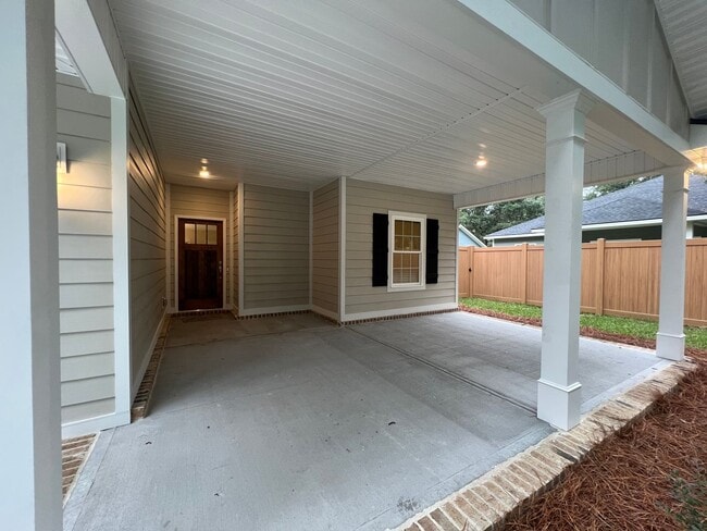Building Photo - 3 Bed 2 Bath Home with Porches and Huge Ba...