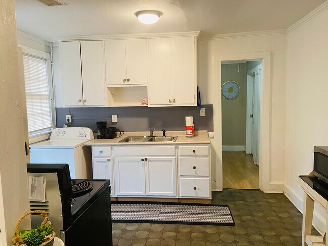 Building Photo - 2 Bedroom/1 Bath  - $875/Mo