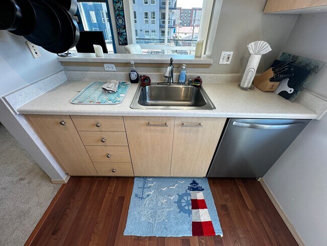 Building Photo - Fully Furnished Downtown Everett Condo wit...