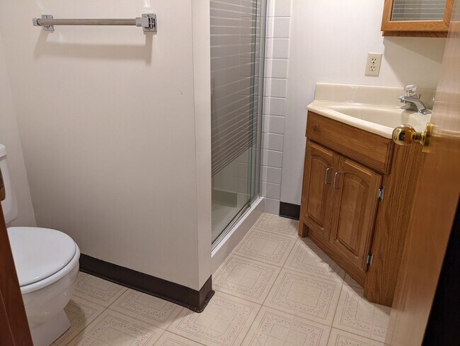 Building Photo - Large 3+ bedroom