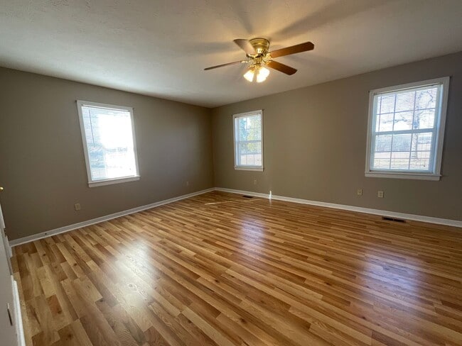 Building Photo - Greenback 37742 - 3 bedroom, 3.5 bath home with bonus room/possible 4th bedroom - Call Terri Kerr...