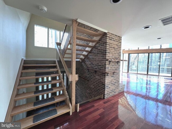 Building Photo - Beautiful 3bd 3bth contemporary A-framed home in the prestigious Eagle's Nest community.
