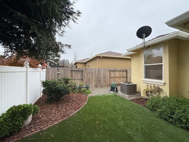 Building Photo - 2021 built two story in Oakdale!