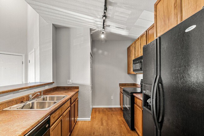 Building Photo - Awesome Penthouse Condo in Town Center Terrace!