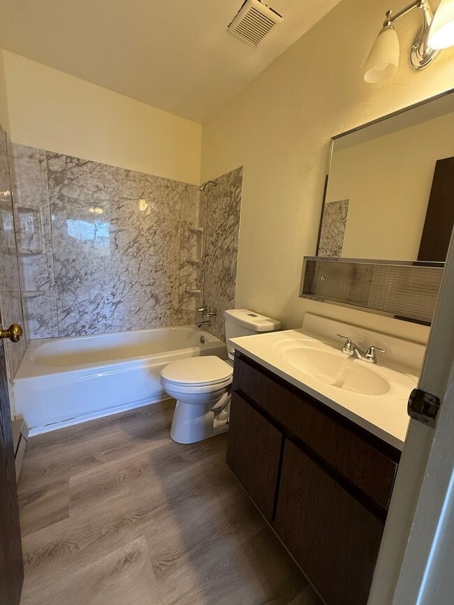 Building Photo - 3 Bedroom, 2 bath home located in the hear...