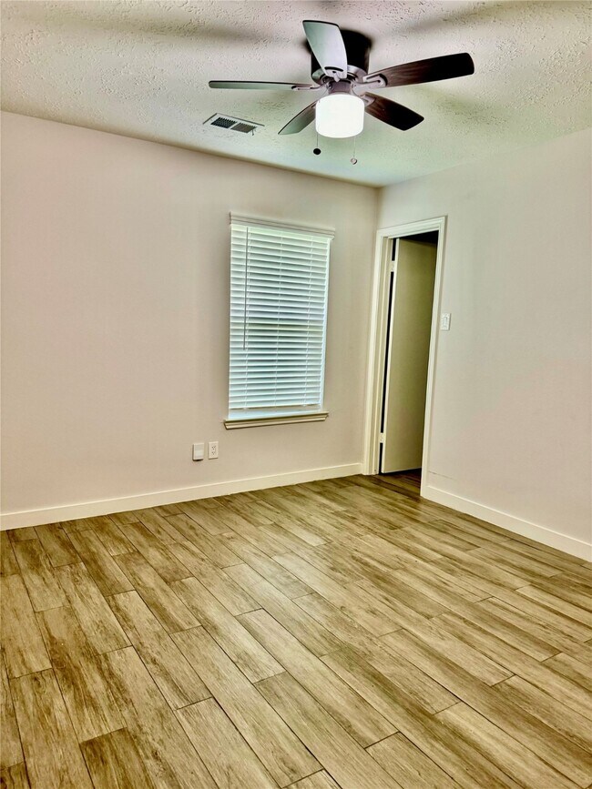 Building Photo - 17410 Saxon Dr