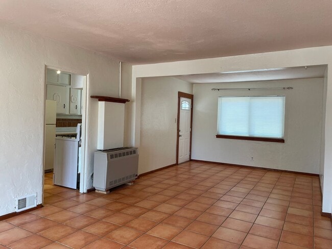 Building Photo - Bel-Air Neighborhood 2 Bed!