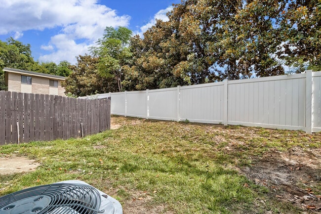 Building Photo - 2000 Water Oak Dr