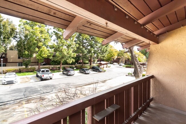 Building Photo - One Bedroom Condo w/ On-Site Parking Near ...