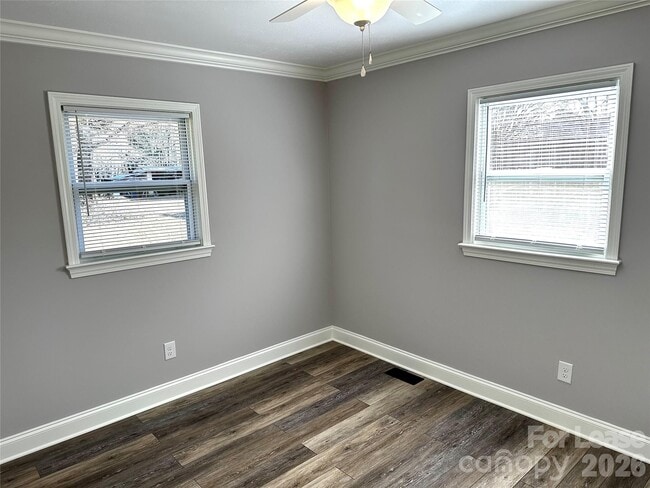 Building Photo - 2121 Charlotte Hwy