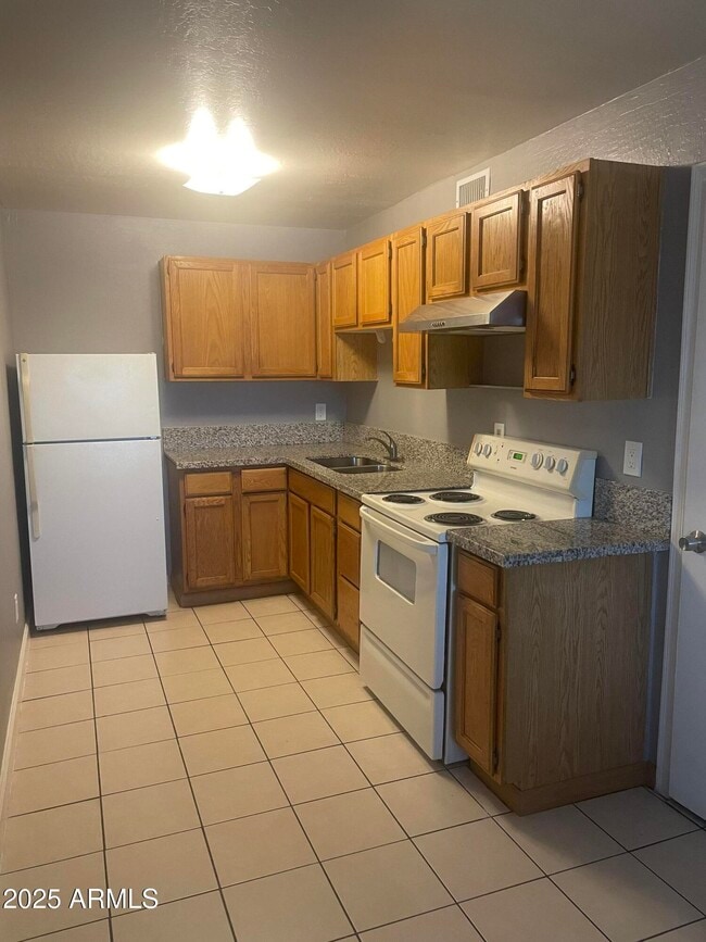 Building Photo - 602 E Townley Ave