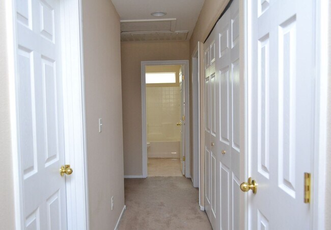 Building Photo - SW - 3 BEDROOMS PLUS LOFT SPACE