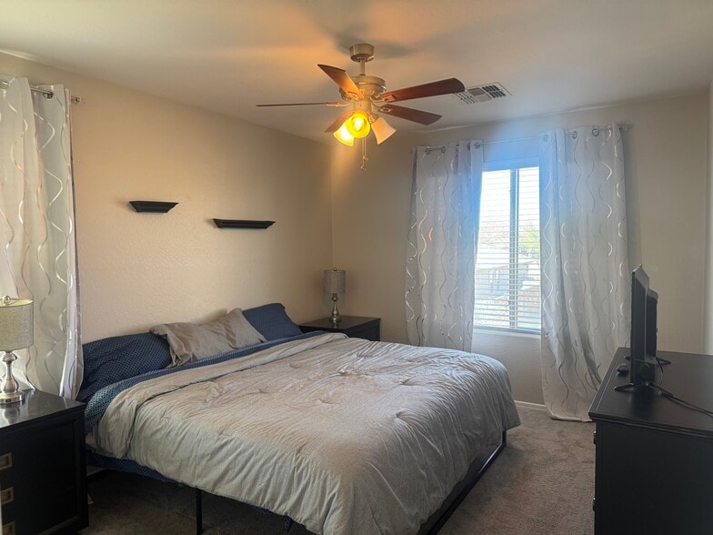 Building Photo - 11872 W Alvarado Rd