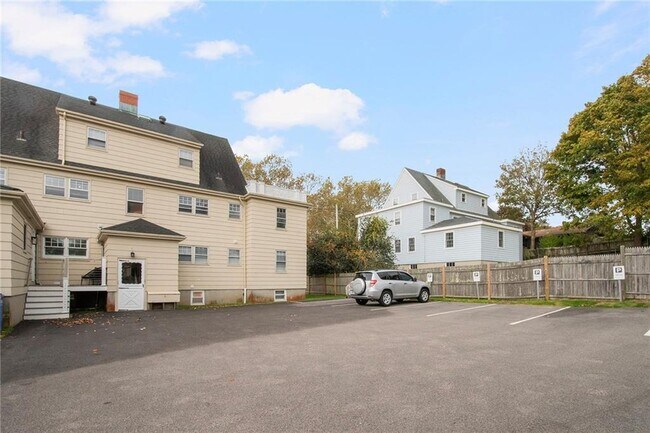 Building Photo - 118 Ruggles Ave