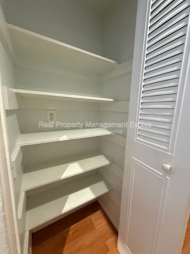 Building Photo - 3228 W Glendale Ave