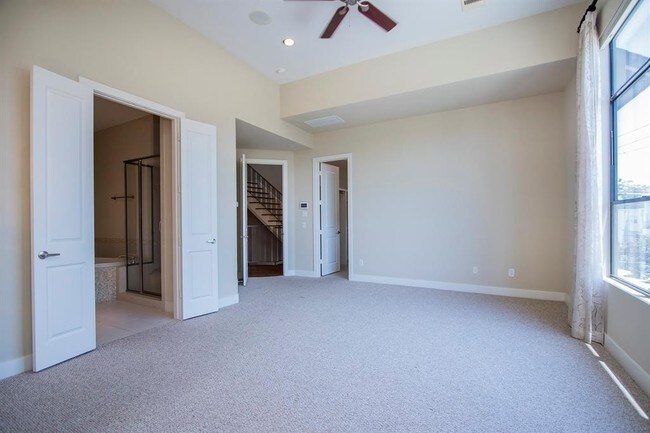 Building Photo - Contemporary townhome, rooftop terrace awa...