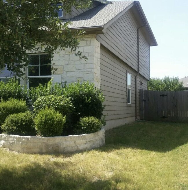 Building Photo - 108 Lavaca Loop